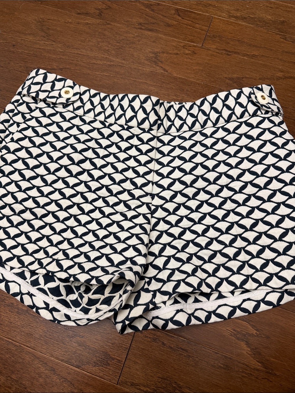 Vineyard Vines Patterned White & Navy Women’s Shorts- size 8